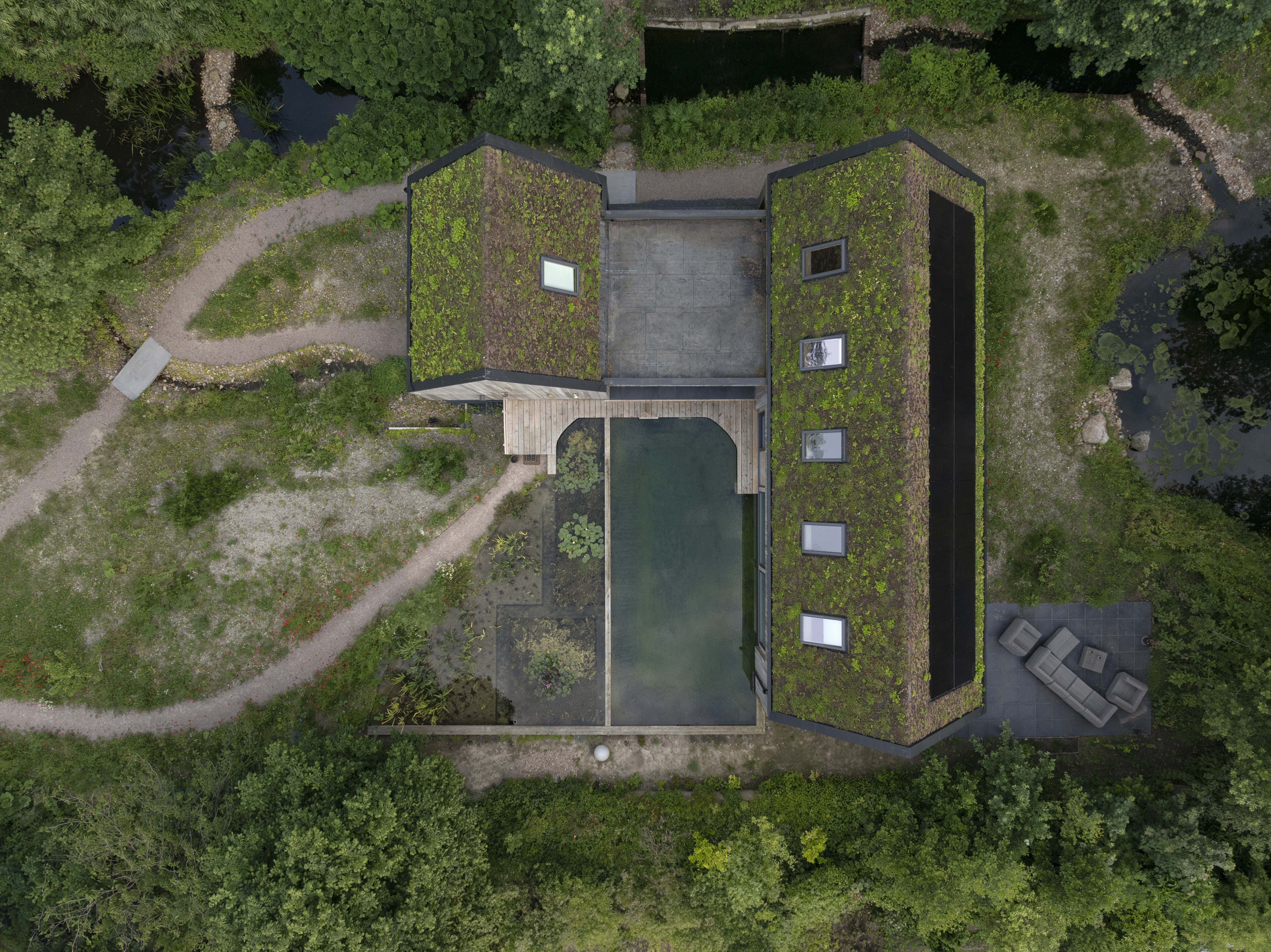 Oase van rust in deze natuurlijke tuin