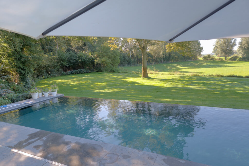 Modern natuurzwembad tegen de uiterwaarden